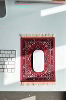 ماوس باد السجاد احمر شرقي مزخرف .