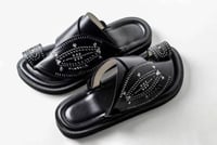 حذاء اسود تطريز بالزري