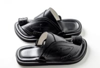 حذاء اسود تطريز