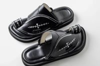 حذاء اسود تطريز بالزري