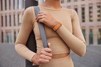 سوار رياضي بدون شاشة مع حزام أسود وبرتقالي اللون ا...