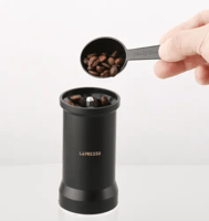 مطحنة القهوة اليدوية باللون الأسود من ليبريسو