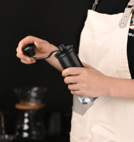 مطحنة القهوة اليدوية باللون الأسود من ليبريسو