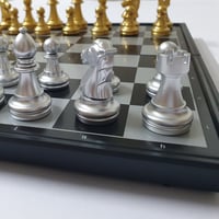 شطرنج مغناطيسي متوسط الحجم بألوان مميزة