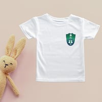 تيشيرت بتصميم الشعار المطلوب