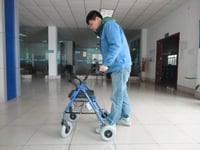 مشاية كبار السن بمقعد وساند مع اربع كفرات