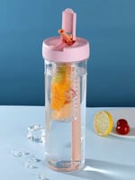 زجاجة ماء بالمصاص