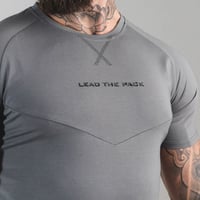 تي شيرت رياضي "ستيتمينت" من سكوات وولف