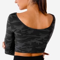 تي شيرت رياضي نسائية قصيرة "ووريور" بأكمام طويلة م...