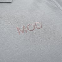 قميص بيج مزين بشعار وزارة الدفاع (MOD) - للجنسين