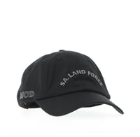 قبعة سوداء مزينة بشعار القوات البرية