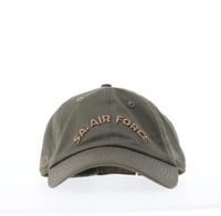 قبعة خضراء مزينة بشعار القوات الجوية