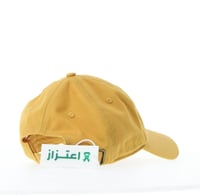 قبعة صفراء مزينة بشعار القوات البرية