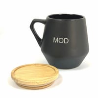 كوب سيراميك أسود بغطاء خشبي (MOD)