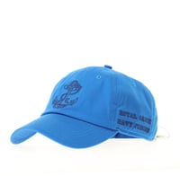 قبعة زرقاء مزينة بشعار القوات البحرية