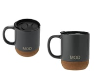 كوب قهوة بقاعدة خشبية