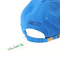 قبعة زرقاء مزينة بشعار القوات البحرية