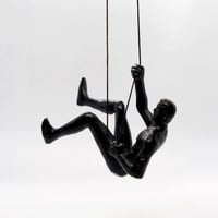 تمثال رجل رياضي متسلق الصخور