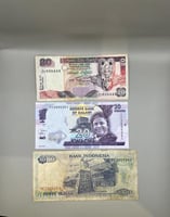 ٣ قطع عملات عالمية مختلفة