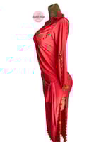 بدلة الملكة دينا الشربيني (أحمر) (حزام مجاناً)