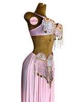 بدلة رقص الملكة كاراميلا (وردي)