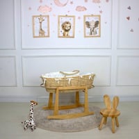 سلة موسى قش بقماش اللينن ابيض بإطراف مكشكشة