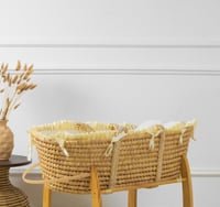 سلة موسى قش بقماش قطن سكري بإطراف مكشكشة