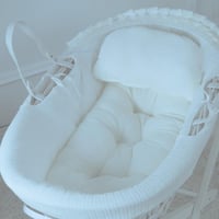 سلة موسى (خيزران ابيض) بقماش مقلم اوف وايت