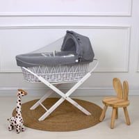 سلة موسى (خيزران ابيض) بقماش مقلم رمادي