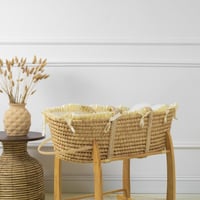 سلة موسى قش بقماش قطن سكري بإطراف مكشكشة