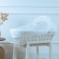 سلة موسى (خيزران ابيض) بقماش حبوب الرمان