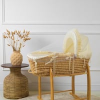 سلة موسى قش بقماش قطن سكري بإطراف مكشكشة