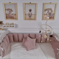 مفرش سرير أطفال مخدات 5 قطع وردي لحماية وراحة مثال...