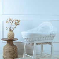 سلة موسى (خيزران ابيض) بقماش حبوب الرمان