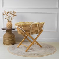 سلة موسى قش بقماش قطن سكري بإطراف مكشكشة