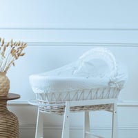 سلة موسى (خيزران ابيض) بقماش حبوب الرمان