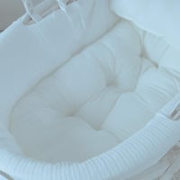 سلة موسى (خيزران ابيض) بقماش مقلم اوف وايت