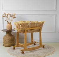 سلة موسى قش بقماش قطن سكري بإطراف مكشكشة