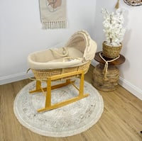 سلة موسى قش بقماش مقلم بيج