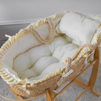 سلة موسى قش بقماش قطن سكري بإطراف مكشكشة