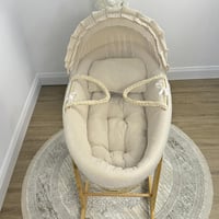 سلة موسى قش بقماش مقلم بيج