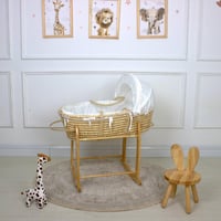 سلة موسى قش بقماش اللينن ابيض بإطراف مكشكشة