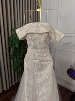 فستان تل مطرز بأناقة يعكس الإطلالة العصرية والفخام...