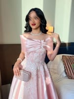 فستان سهرة وردي بتصميم ملكي فاخر