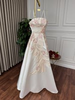 فستان ميكادو سكري بتصميم دبل كلوش لإطلالة ملكية