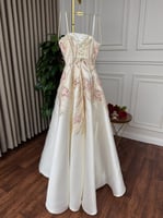 فستان ميكادو سكري بتصميم دبل كلوش لإطلالة ملكية