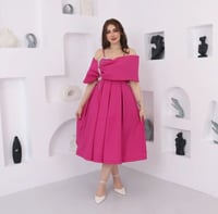 فستان سهرة ميدي فوشي من الباربي بتطريز كريستال لام...