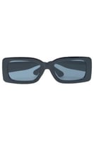 نظارات شمسية سوداء عصرية بإطلالة أنيقة