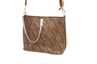 حقيبة نسائية جلد بيج غامق — أناقة هادئة لإطلالة يو...