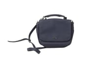 شنطة يد من LACOSTE — كحلي أنيق لإطلالة عملية وراقي...